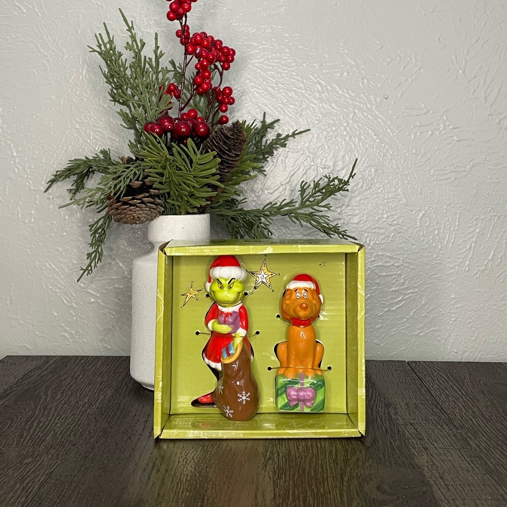 The grinch salt and pepper shakers